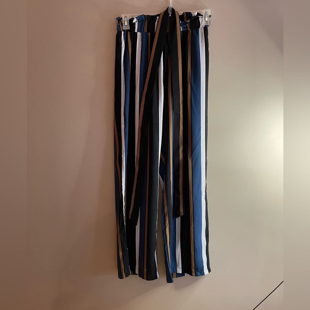 EUC. Shein Vertical Striped Dress Pants, Size M